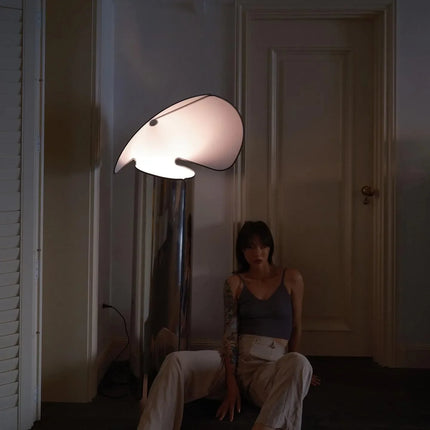 Lampe à poser nordique en acier allumée, lumière douce et chaleureuse