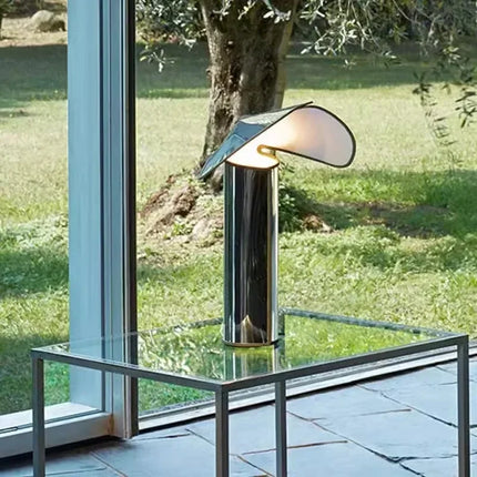 Lampe à poser nordique en acier éclairant un coin bureau minimaliste