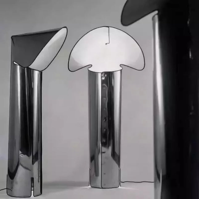 Lampe à poser nordique en acier posée sur une table de salon scandinave