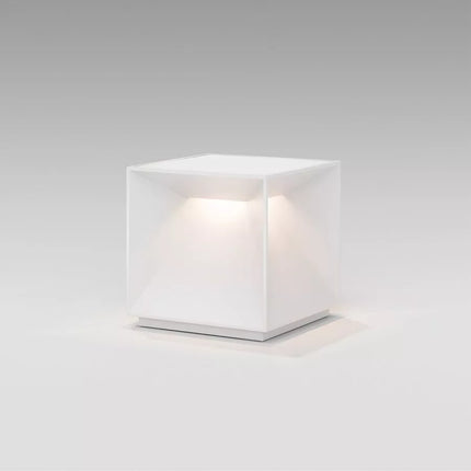 Lampe cube Nutalis allumée en studio, diffusion douce de la lumière blanc chaud