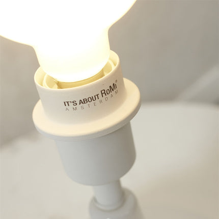 Détail de la douille E27 blanche de la lampe Reykjavik avec ampoule allumée
