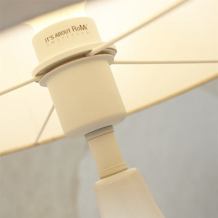 Packshot du pied en verre soufflé blanc laiteux de la lampe Reykjavik sur fond blanc