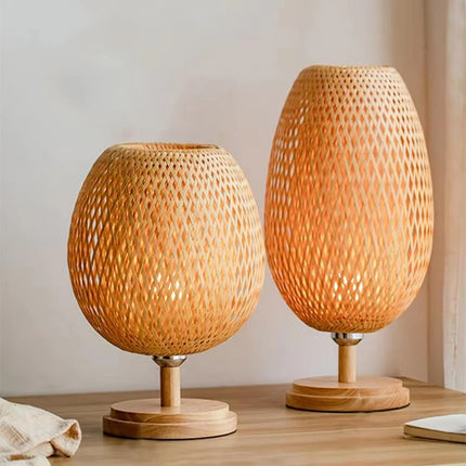 Lampe en rotin véritable et bois dans un salon nature