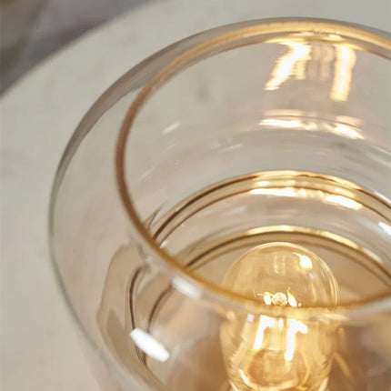 Vue de dessus de l'ouverture en verre transparent de la lampe Verona