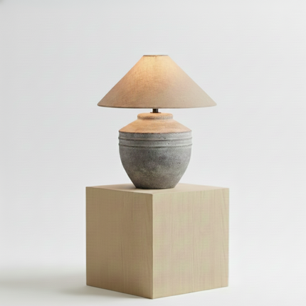 Lampe à poser Wabi-Sabi en céramique allumée dans un salon