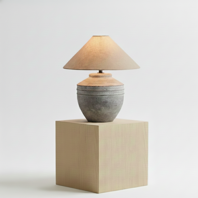 Lampe à poser Wabi-Sabi en céramique allumée dans un salon