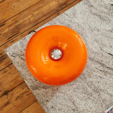 Détail de la lampe rétro donut orange en verre