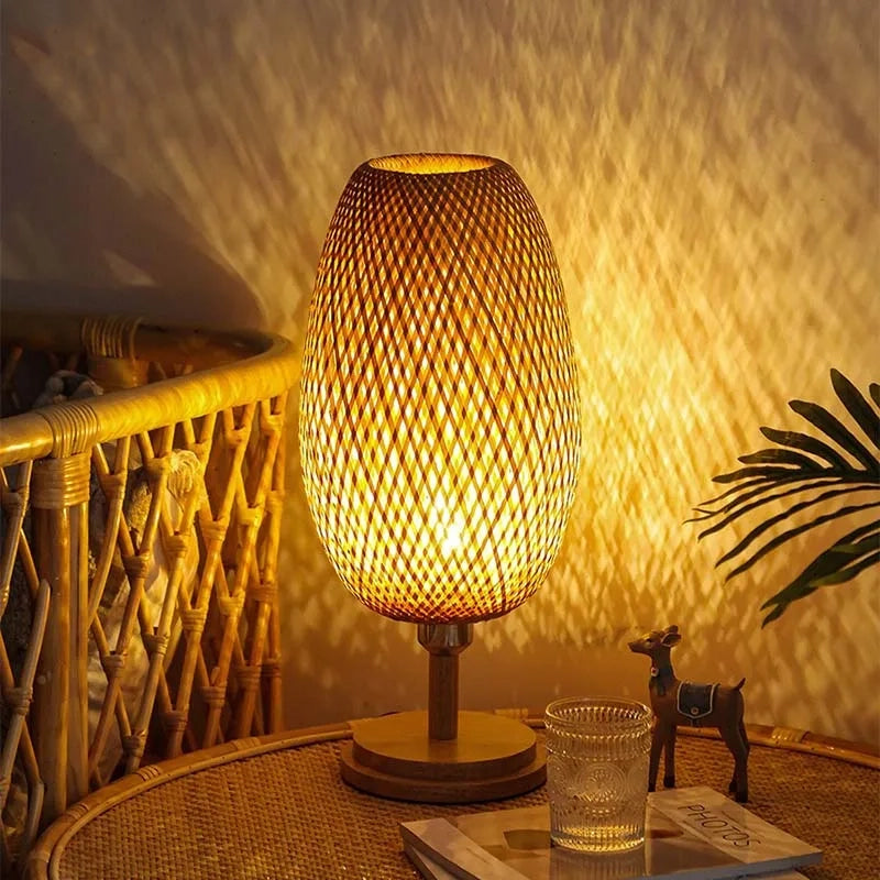 Lampe à poser en rotin style Wabi-Sabi pour une ambiance naturelle