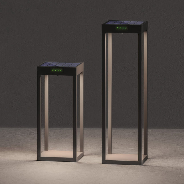 Deux lampes solaires Klewe Radia en aluminium anthracite de tailles différentes, silhouette de lanterne ajourée avec panneau solaire au sommet