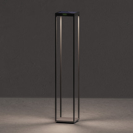Lampe solaire Klewe Radia Mega en aluminium graphite, panneau solaire visible sur le dessus, posée au sol
