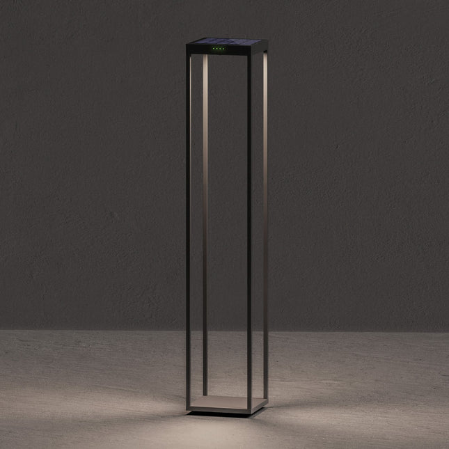 Lampe solaire Klewe Radia Mega en aluminium graphite, panneau solaire visible sur le dessus, posée au sol