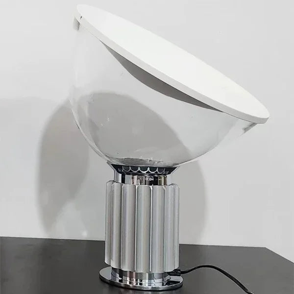 Lampe Style Italien LED Orientable avec finition blanche, idéale pour un éclairage élégant dans le salon ou la chambre.