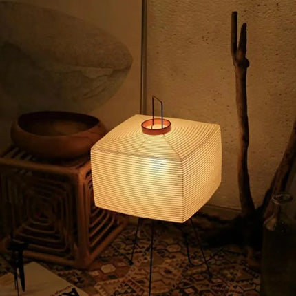 Lampe japonaise en papier de riz éclairant une chambre à l'ambiance apaisante