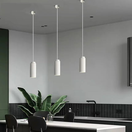 Suspension blanche moderne pour les espaces de vie contemporains.