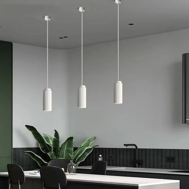 Suspension blanche moderne pour les espaces de vie contemporains.