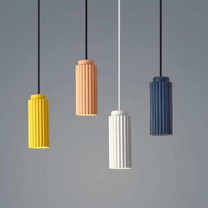 Lampe suspendue LED blanche au design moderne pour un éclairage doux et chic.
