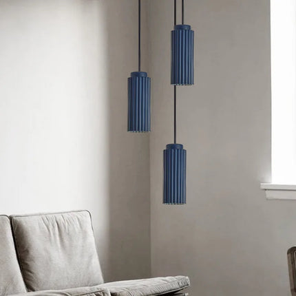 Lampe suspendue LED bleue pour ajouter une touche de couleur à l'intérieur.