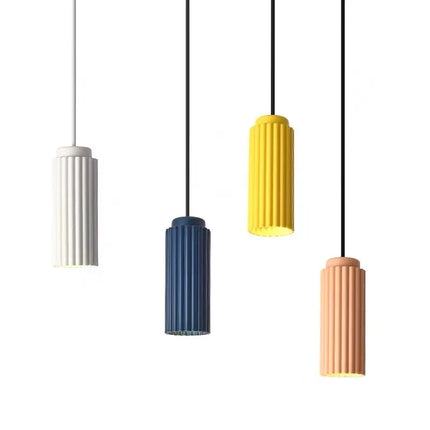 Lampe suspendue LED contemporaine, touche de couleur et design moderne.