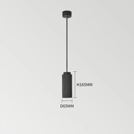 Suspension noire moderne pour une décoration intérieure contemporaine.