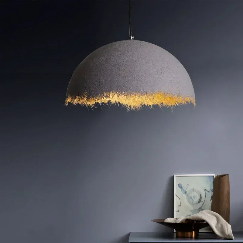 Lampe suspendue demi-lune en résine avec ampoule LED, idéale pour un éclairage d'intérieur économe en énergie.