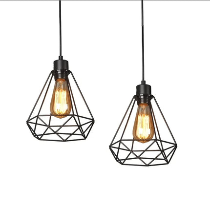 Lampe suspendue en fer nordique noire dans une ambiance feutrée