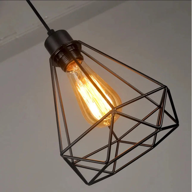 Lampe suspendue en fer nordique noire au-dessus d'une table de salon