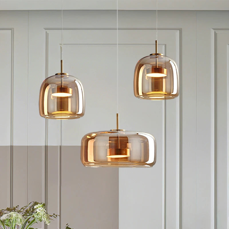 Lampe suspendue LED en verre de couleur cognac, design nordique moderne pour une ambiance élégante.