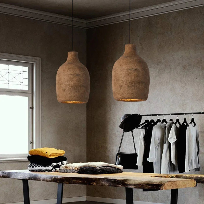 Lampe suspendue en résine Wabi-Sabi avec ampoule LED, idéale pour une décoration d'intérieur apaisante.