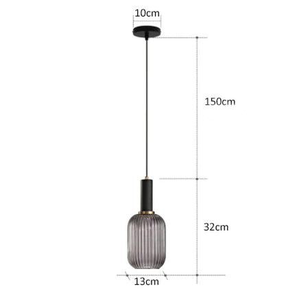 Lampe suspendue en verre coloré avec cordon ajustable, permettant une installation sur mesure dans votre pièce.