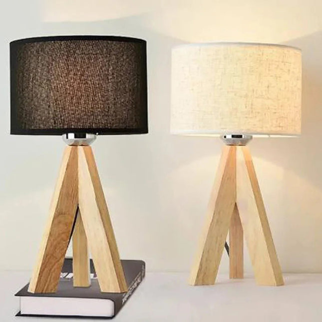 Lampe de table en bois à abat-jour tissu sur une table de chevet