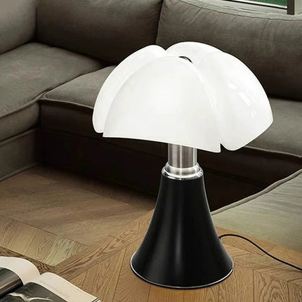 Lampe à poser chauve-souris au design minimaliste sur un bureau