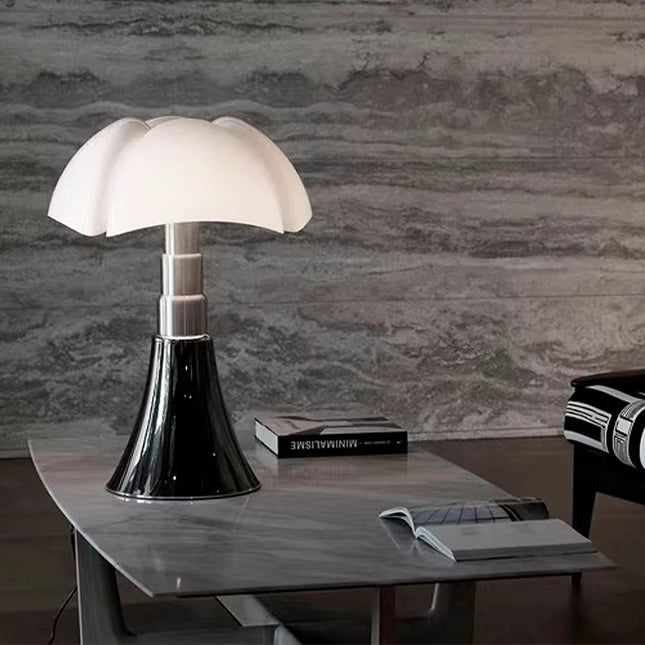 Lampe de table chauve-souris scandinave allumée sur un chevet