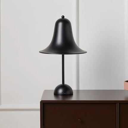 Lampe de table cloche danoise allumée diffusant une lumière douce