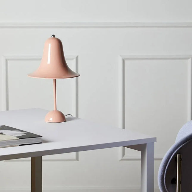 Lampe de table cloche danoise posée sur une table de chevet