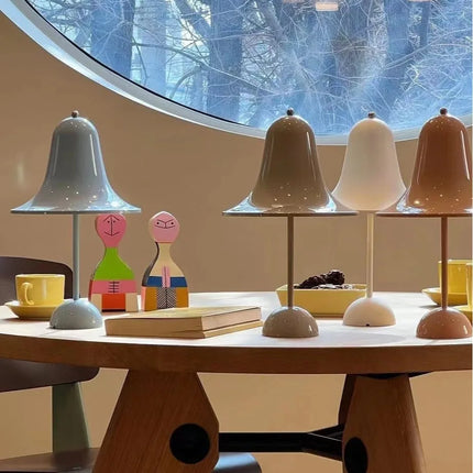 Lampe de table cloche danoise dans un coin salon nordique