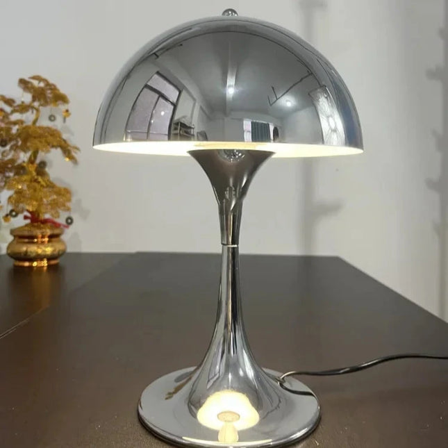 Lampe de table cloche nordique minimaliste posée sur une table de chevet
