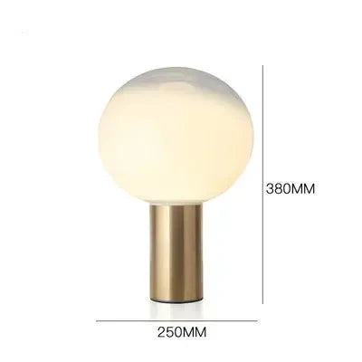 Détail de la base en métal doré de la lampe de table danoise