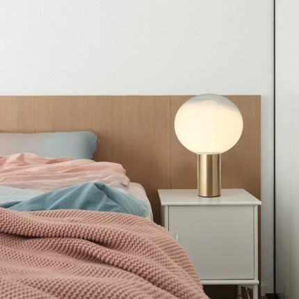Lampe de table cristal danoise dorée dans un salon scandinave