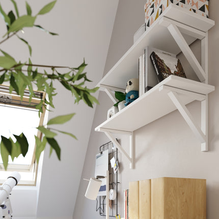 Lampe de table directionnelle blanche dans un intérieur épuré, esprit japandi