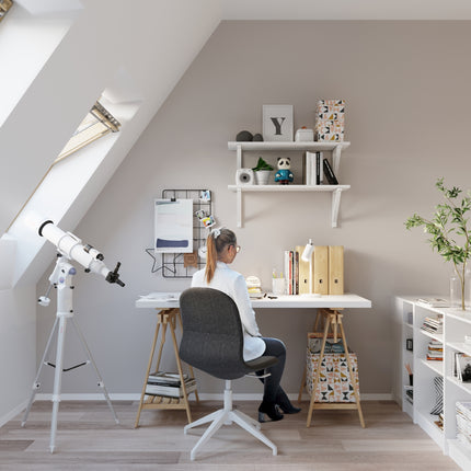 Lampe de table directionnelle blanche posée sur une table de chevet, socle rond avec interrupteur