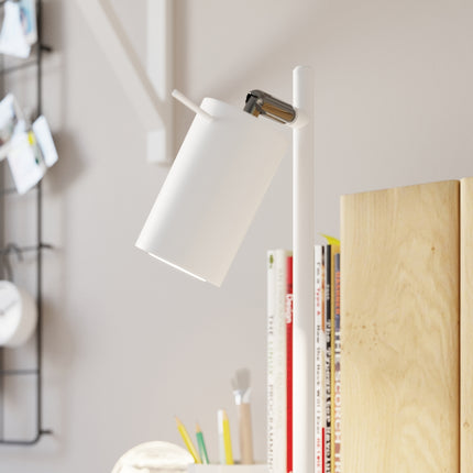 Lampe de table directionnelle blanche vue d'ensemble dans un décor minimaliste