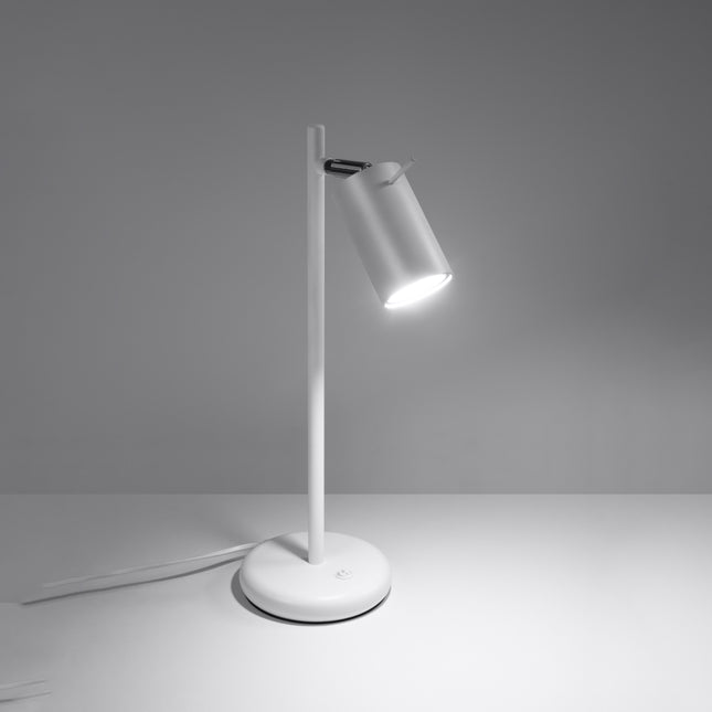 Gros plan sur la tête de spot blanche et la rotule chromée orientable de la lampe de table
