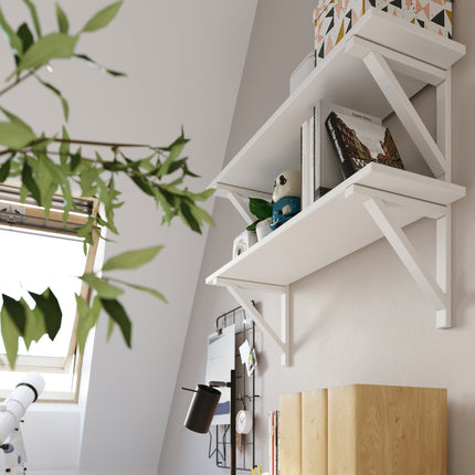 Lampe de table directionnelle noire dans un intérieur au style industriel épuré