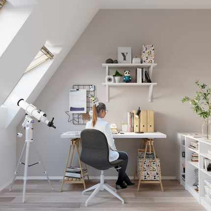 Lampe de table directionnelle noire posée sur une table de chevet, socle rond avec interrupteur