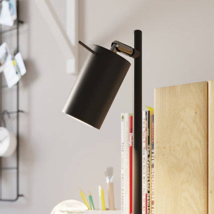 Lampe de table directionnelle noire vue d'ensemble dans un décor minimaliste