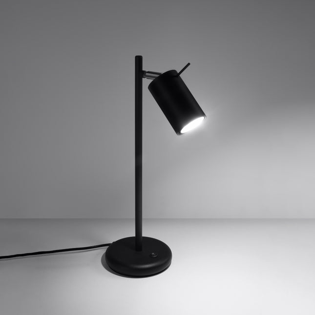 Gros plan sur la tête de spot noire et la rotule chromée orientable de la lampe de table