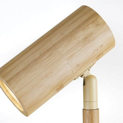 Gros plan sur l'articulation orientable crème entre la tige et la tête en bambou de la lampe de table Java