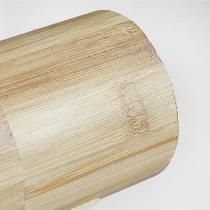 Gros plan sur la tête cylindrique en bambou naturel de la lampe Java, mettant en valeur le veinage du bois