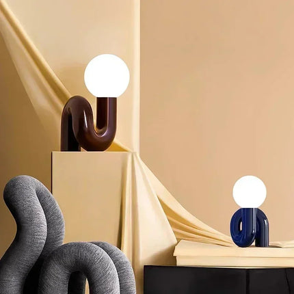 Lampe de table LED boule italienne allumée diffusant une lumière tamisée