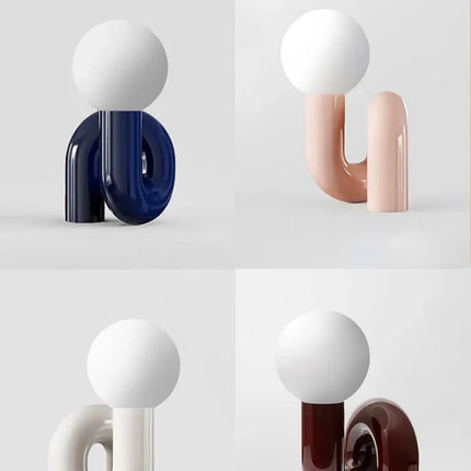 Lampe de table LED boule italienne posée sur un bureau design